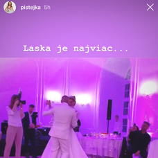 Za mikrofón sa postavil aj ženíc.