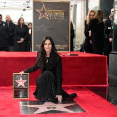 Courteney Cox pózuje pri svojej hviezde na Hollywoodskom chodníku slávy