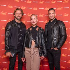 Tomáš Weimann, Žaneta Skružná a Matěj Quitt na premiére druhej série Voyo Originálu Iveta