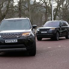 Kolóna áut, v ktorej sa pravdepodobne nachádza aj princ Harry, prichádza do Clarance House v Londýne 6. februára 2024.