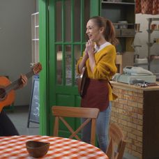 Lenka je z pesničky nadšená.