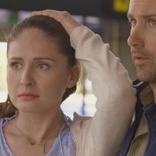 Gréta a Tomáš idú na letisko hľadať dievčatá.