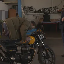 Edo premýšľa nad kúpou motorky.