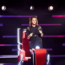 5. čierny kostým s cyklaménovými rukávmi