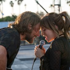 Bradley Cooper a Lady Gaga vo filme A Star Is Born