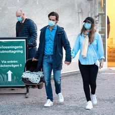 Šťastní rodičia odchádzali so synčekom z pôrodnice.