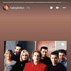 Hailey Bieber po smrti starej mamy zdieľala aj jej archívnu fotografiu, na ktorej je spolu so svojimi všetkými deťmi. Medzi nimi