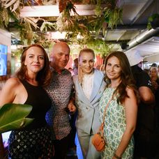 Kachútovci s mamou seriálovej Mimi (vľavo) a s Alžbetou Bartošovou, ktorá hrá mamu Zoe 