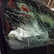 Rozbité čelné sklo auta, ktoré narazilo do domu