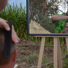 Petrovi je v podstate jedno, čo má na hlave