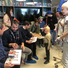 Po besede dostal každý pacient knihu Oteckovia s venovaním.