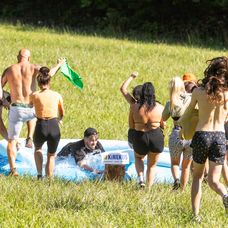 Farmári sa pri hre o odmenu schladili v bazéne, Timo mohol nakupovať