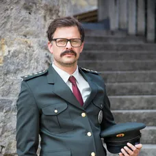 Alexander Bárta ako detektív Dušo