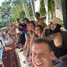 Krištof v spoločnosti krásnych súťažiacich