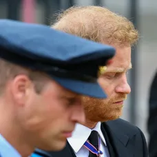 William a Harry sa lúčia s babičkou
