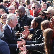 Kráľ a princ prekvapili dav ľudí.