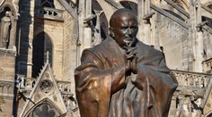 Francúzsky súd nariadil odstránenie kríža na soche Jána Pavla II.