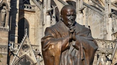 Francúzsky súd nariadil odstránenie kríža na soche Jána Pavla II.