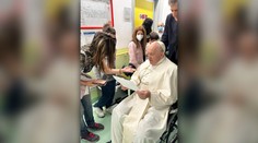 Pápeža Františka v piatok prepustia z nemocnice. Medzitým navštevuje okolité oddelenia a pacientov