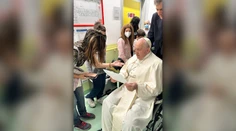Pápeža Františka v piatok prepustia z nemocnice. Medzitým navštevuje okolité oddelenia a pacientov