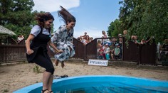 Skočila do bazéna pre hrošíkov! Riaditeľka ZOO netradične zachraňuje zvieratá