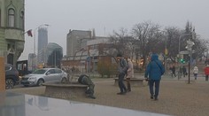 Ako sa zachováme, keď uvidíme na lavičke ležať človeka? Výsledok experimentu je hrozivý