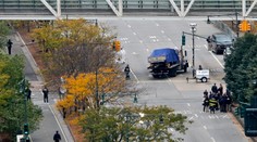 New York má tajomného hrdinu: Útočníkovi z Manhattanu vykopol zbrane z rúk
