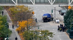New York má tajomného hrdinu: Útočníkovi z Manhattanu vykopol zbrane z rúk