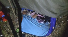 Dievčatko žilo s rodičmi v hrozných podmienkach v stane. Na tvári malo ranu po uhryznutí