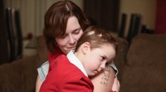 Učiteľka ponížila dievčatko s nepríjemnou chorobou. Spolužiaci ju začali šikanovať