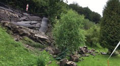 V obci Čavoj sa zosunula časť cesty. Sutiny skončili v rodinnom dvore