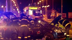 Večerná nehoda: V Bratislave sa zrazila električka s taxíkom, dvaja zranení