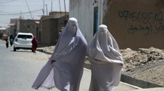 Ďalšia rana pre afganské ženy. Taliban im napriek sľubom opäť okliesnil práva