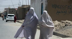 Ďalšia rana pre afganské ženy. Taliban im napriek sľubom opäť okliesnil práva