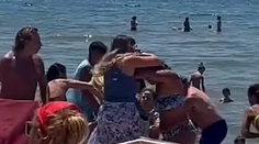 VIDEO: Neuveriteľná situácia na talianskej pláži. Do bitky o ležadlá sa zapojili okrem žien aj plavčíci