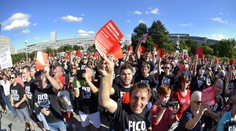 Ďalšie protesty v Bratislave aj Košiciach, ľudia chcú odchod Fica aj Kaliňáka