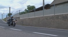 Motorkári v ohrození: Muž z Černian na nich vylieva za jazdy vodu