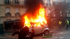 Paríž sa zmenil na bojovú zónu, horia autá. Francúzom sa nepáči zvyšovanie daní