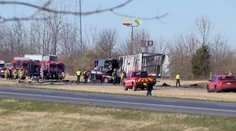 Autobus so stredoškolákmi sa v USA zrazil s kamiónom. Traja ľudia zahynuli, ďalších 15 sa zranilo