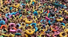 VIDEO: Obrovská tlačenica v bazéne. Kúpalo sa v ňom toľko ľudí, že takmer nebolo vidno vodu