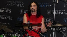 Bývalý člen kapely Megadeth Nick Menza skolaboval na pódiu a zomrel