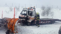 Išiel pomáhať vodičom z reťazovej nehody, možno príde o nohu. Odťahovka sa zrazila so snežným pluhom!
