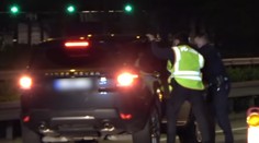 VIDEO: Zvedavec si nakrúcal tragickú nehodu. Policajt ho schladil šokovou terapiou