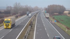 Na diaľnici D2 zrazil kamión muža. Na mieste zraneniam podľahol