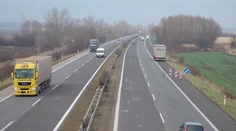 Na diaľnici D2 zrazil kamión muža. Na mieste zraneniam podľahol