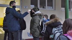 Bratislavskí aj košickí hygienici odporúčajú počkať s otváraním škôl