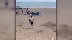 VIDEO: Našiel stratené batoľa, ktoré mierilo na rušnú cestu. Z reakcie matky bol mladík šokovaný
