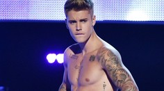 Bieberov striptíz v priamom prenose! Chcel sa pochváliť svalmi