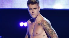 Bieberov striptíz v priamom prenose! Chcel sa pochváliť svalmi