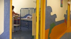 Deti v nemocniciach zostávajú aj naďalej bez prítomnosti rodičov. Poslanci parlamentu neschválili zákon, ktorý to mohol zmeniť